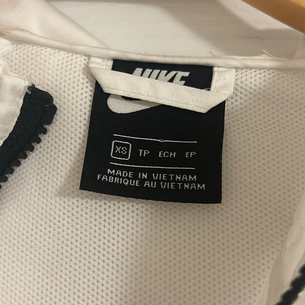 Nike Women's Black and White Jacket - Picture 2 of 2